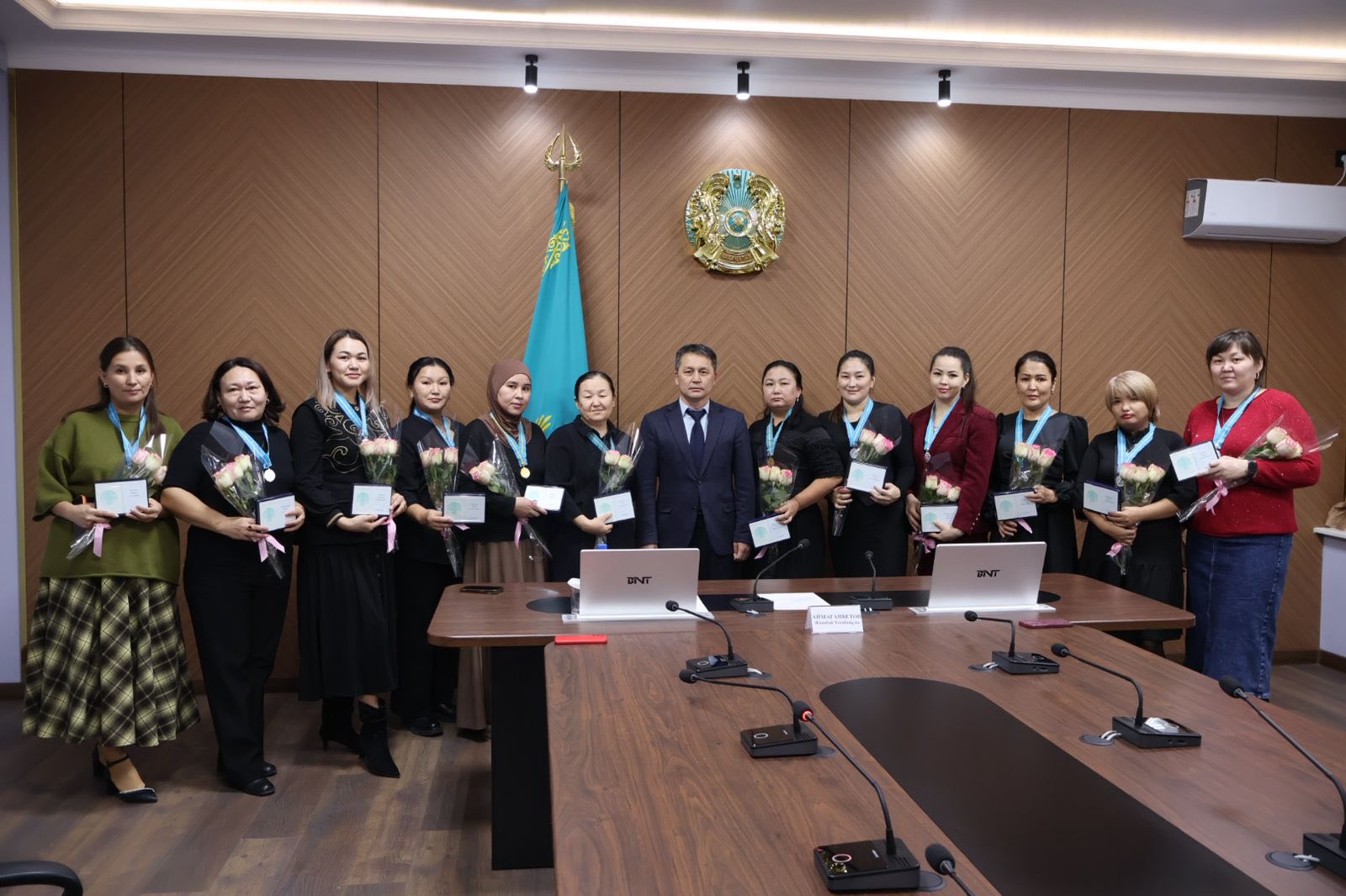 Жаңаөзен қаласында көпбалалы аналар «Алтын алқа» және «Күміс алқамен» марапатталды