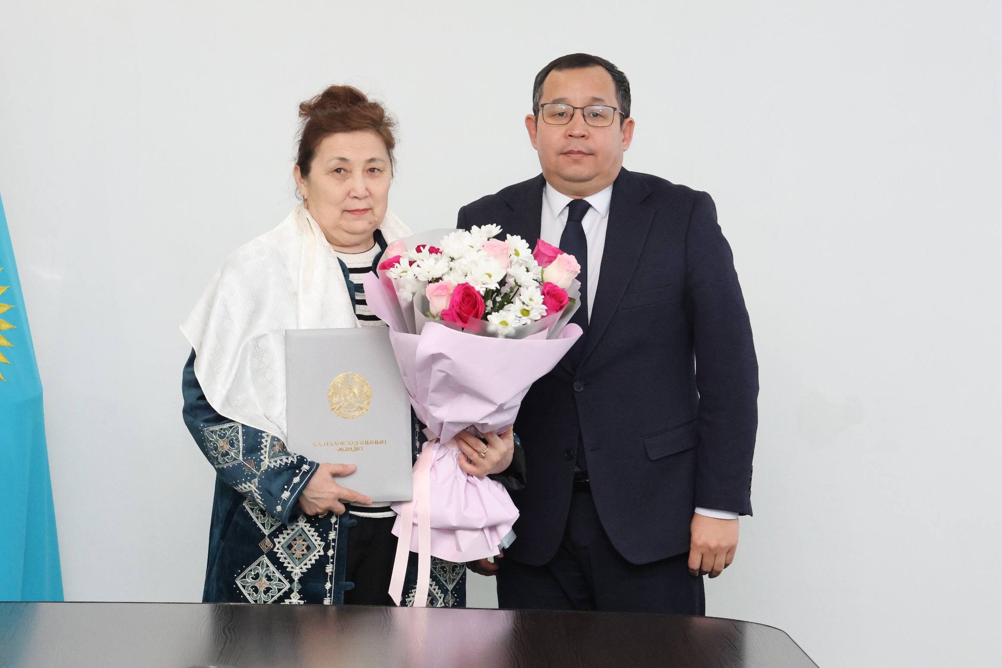 АУДАН ӘКІМІ БІЛІКТІ ДӘРІГЕРГЕ ҚҰРМЕТ КӨРСЕТТІ