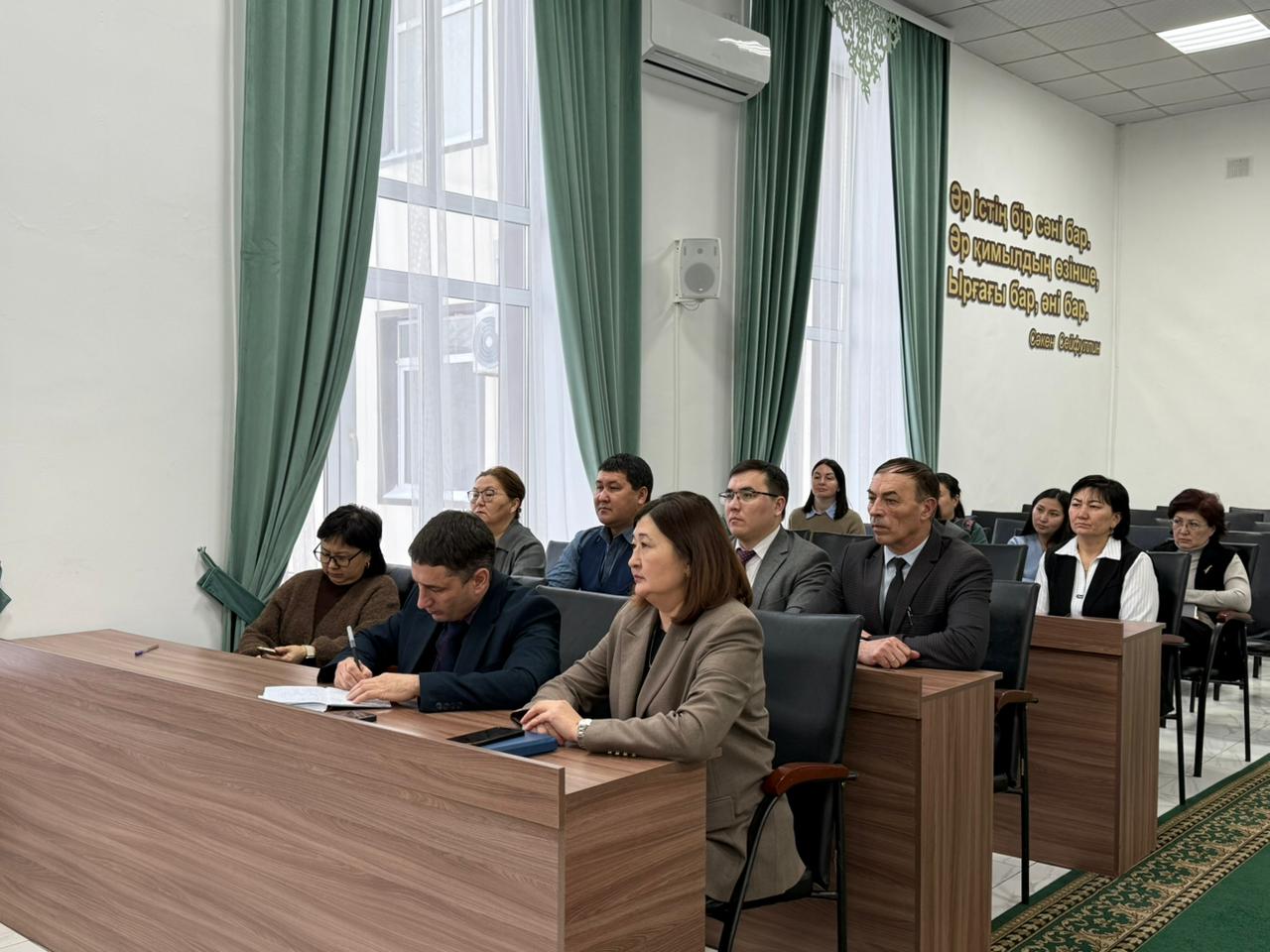 Уполномоченным по этике аппарата акима Зерендинского района Ибраимовой Ж.Б. совместно с главным специалистом Департамента Агентства РК по делам государственной службы по Акмолинской области Кусаиновой А.А. для государственных служащих аппарата акима Зерендинского района проведена аппаратная учеба