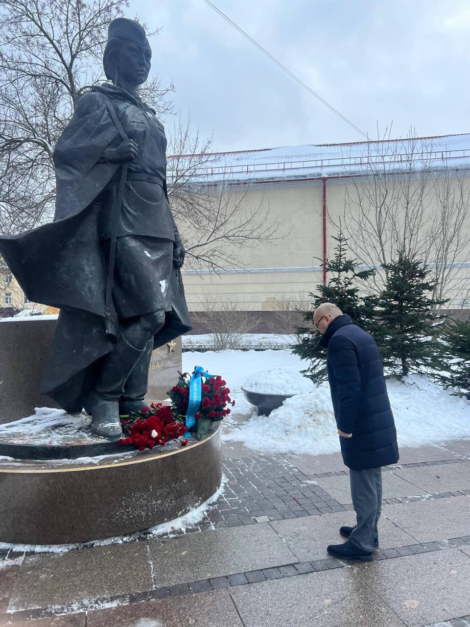 Посол Республики Казахстан в Российской Федерации Даурен Абаев возложил цветы к памятнику Алии Молдагуловой в честь 82-летия со дня подвига снайпера, Героя Советского союза, погибшей 14 января 1944 года