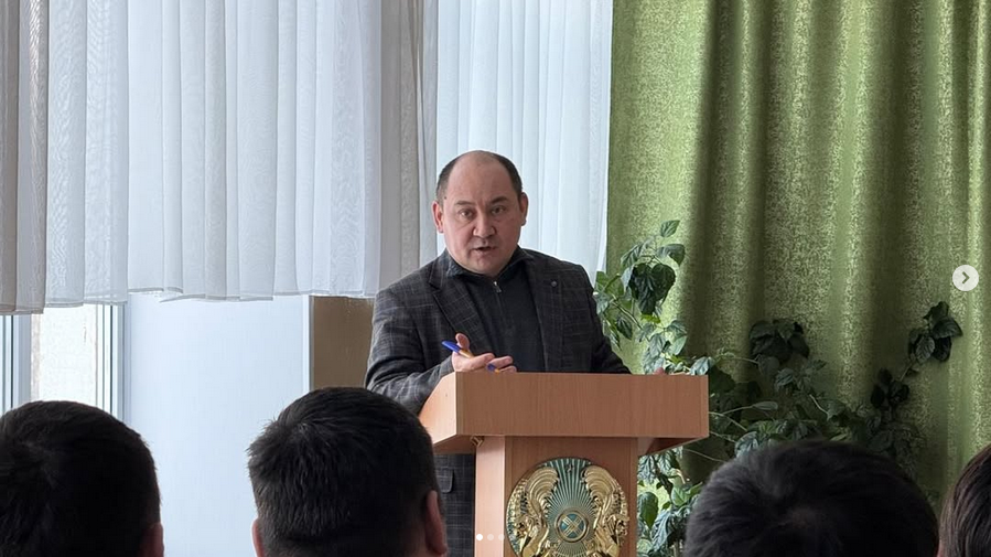 В районе Алтай продолжаются отчетные встречи акима района Рената Курмамбаева с населением.