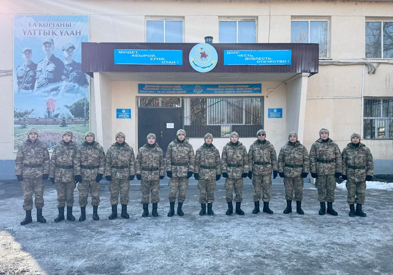 Бір сыныптан бір сапқа: Шымкентте 12 сыныптас әскери борышын бірге өтеуде