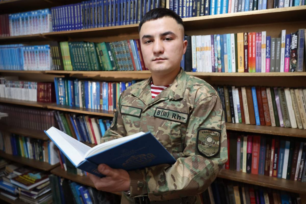 Ұлттық ұланда жеті тілді жетік меңгерген полиглот сарбаз қызмет атқаруда