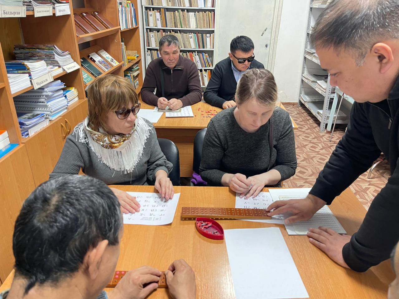 Состоялось занятие по ознакомлению с азбукой Брайля и брайлевской доской