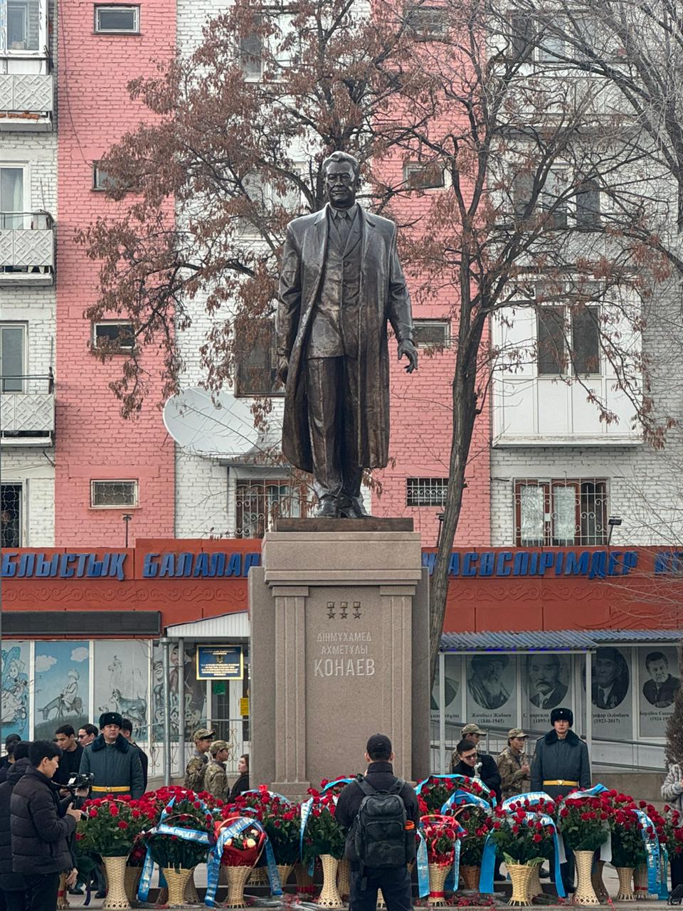 Церемония возложения цветов к памятнику Д. А. Кунаева