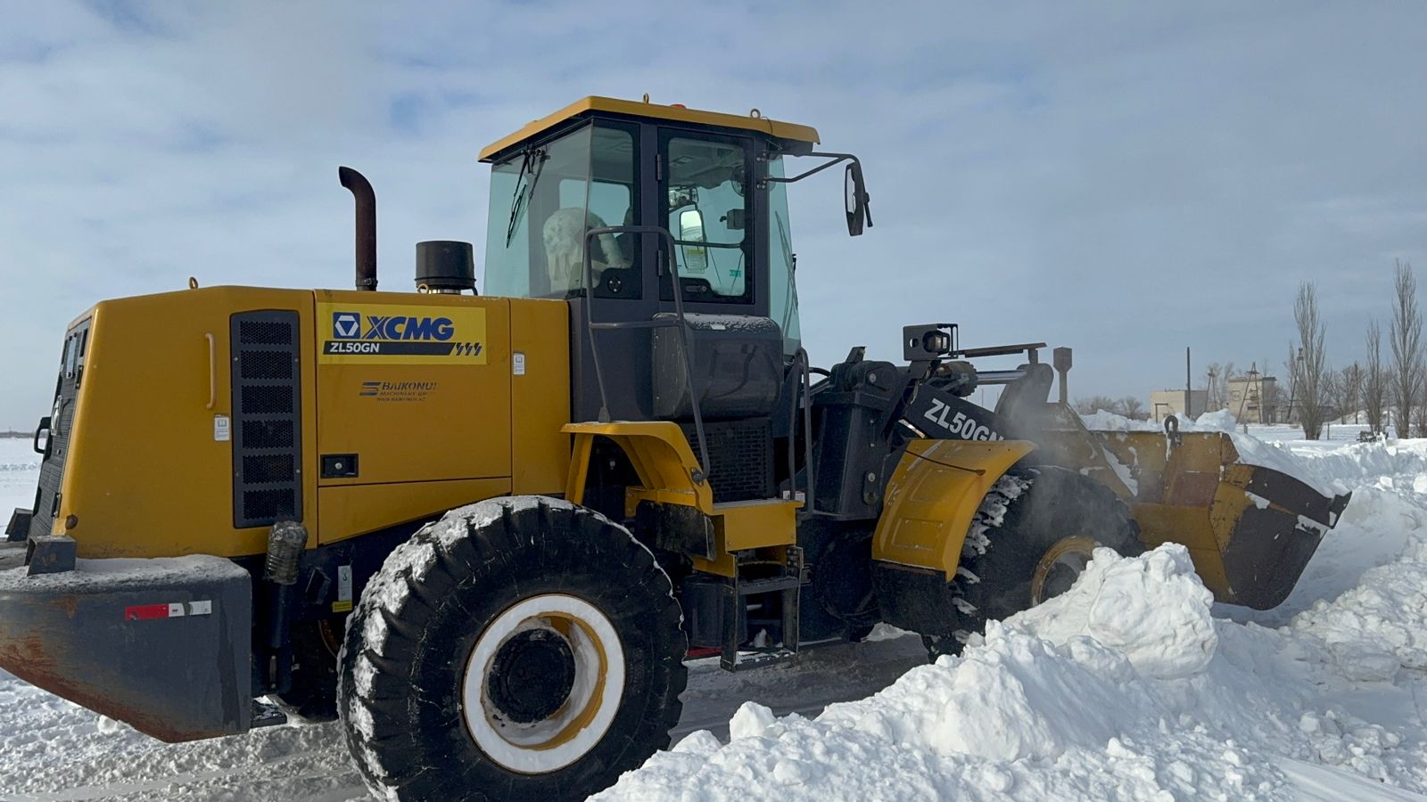 В Иртышском сельском округе улицы очищаются от толстого слоя снега с помощью специальной техники