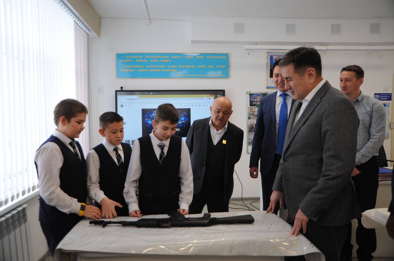 Аким ВКО посетил школу и врачебную амбулаторию в Глубоковском районе