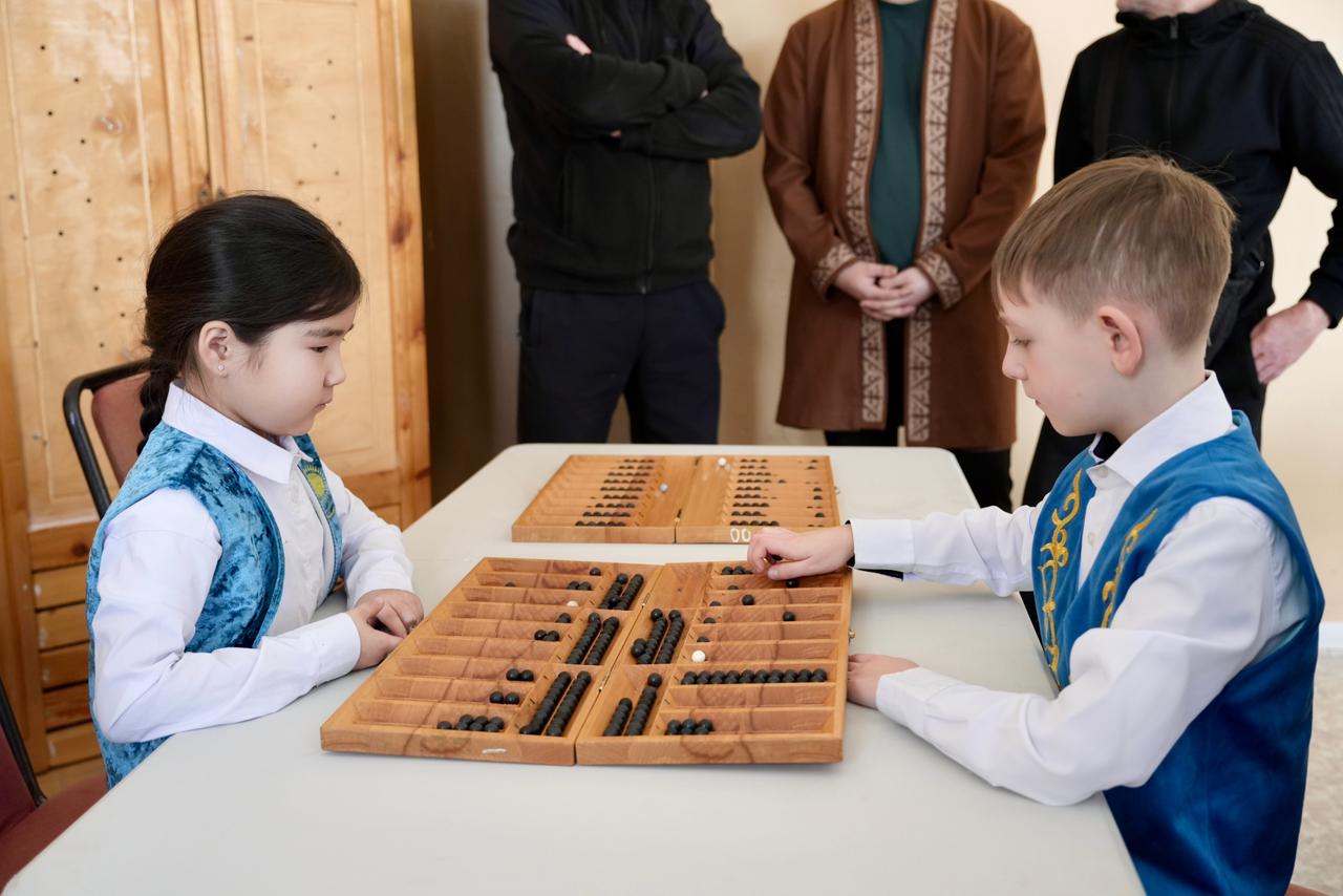 Тогызкумалак для всех: в Семее открылся клуб по обучению национальной игре