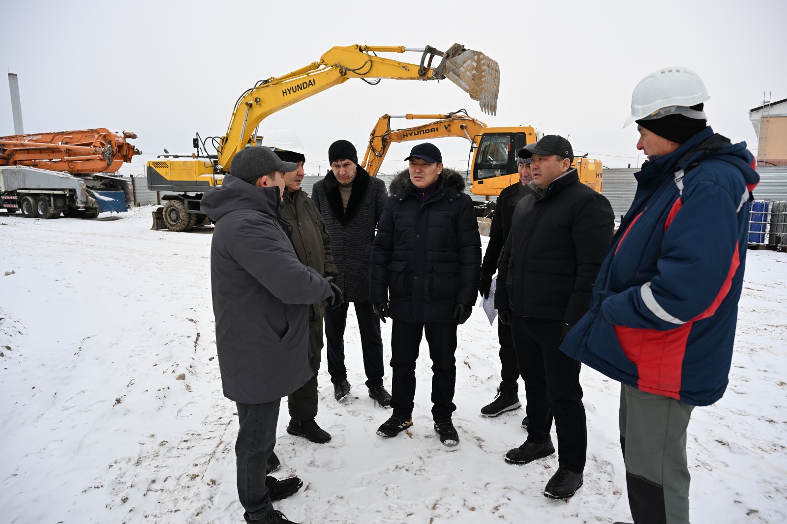 Аким города Ернат Бәзіл посетил строительные объекты