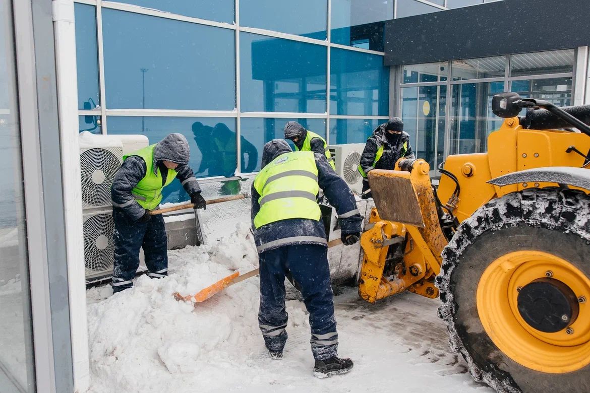 Атырау халықаралық әуежайындағы ұшу-қону жолағы қардан тазартылуда