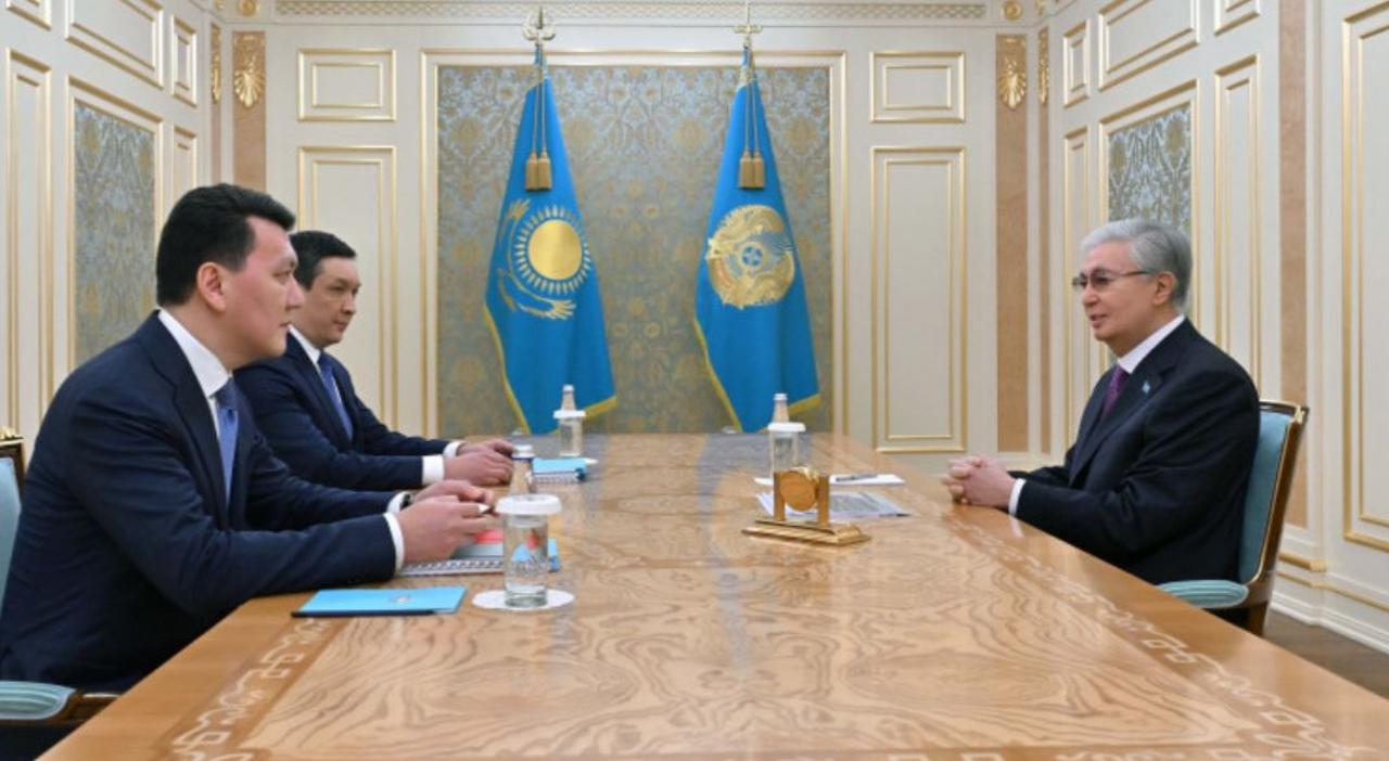 Президент Касым-Жомарт Токаев провел рабочее совещание с участием Государственного советника Ерлана Карина и Помощника Президента по правовым вопросам Ержана Жиенбаева.
