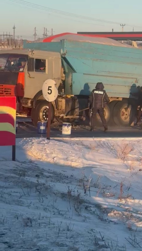 СҚО жолдарында 30 градус аязда полиция жүргізушілерге көмек көрсетуде