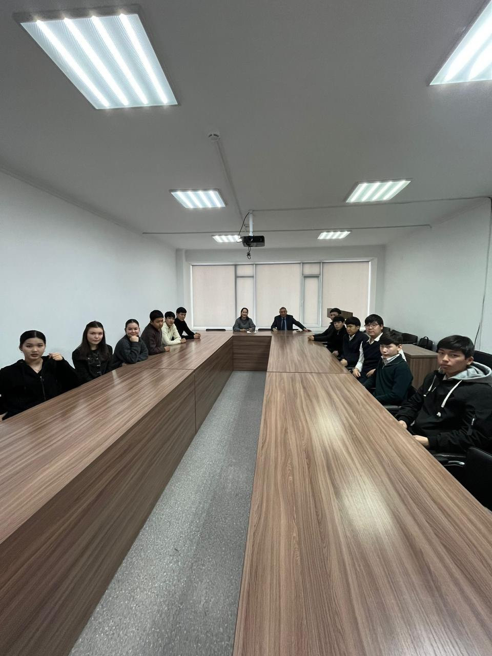 Консультация по специальности в сфере водных ресурсов среди студентов колледжа имени Шахмардана Есенова