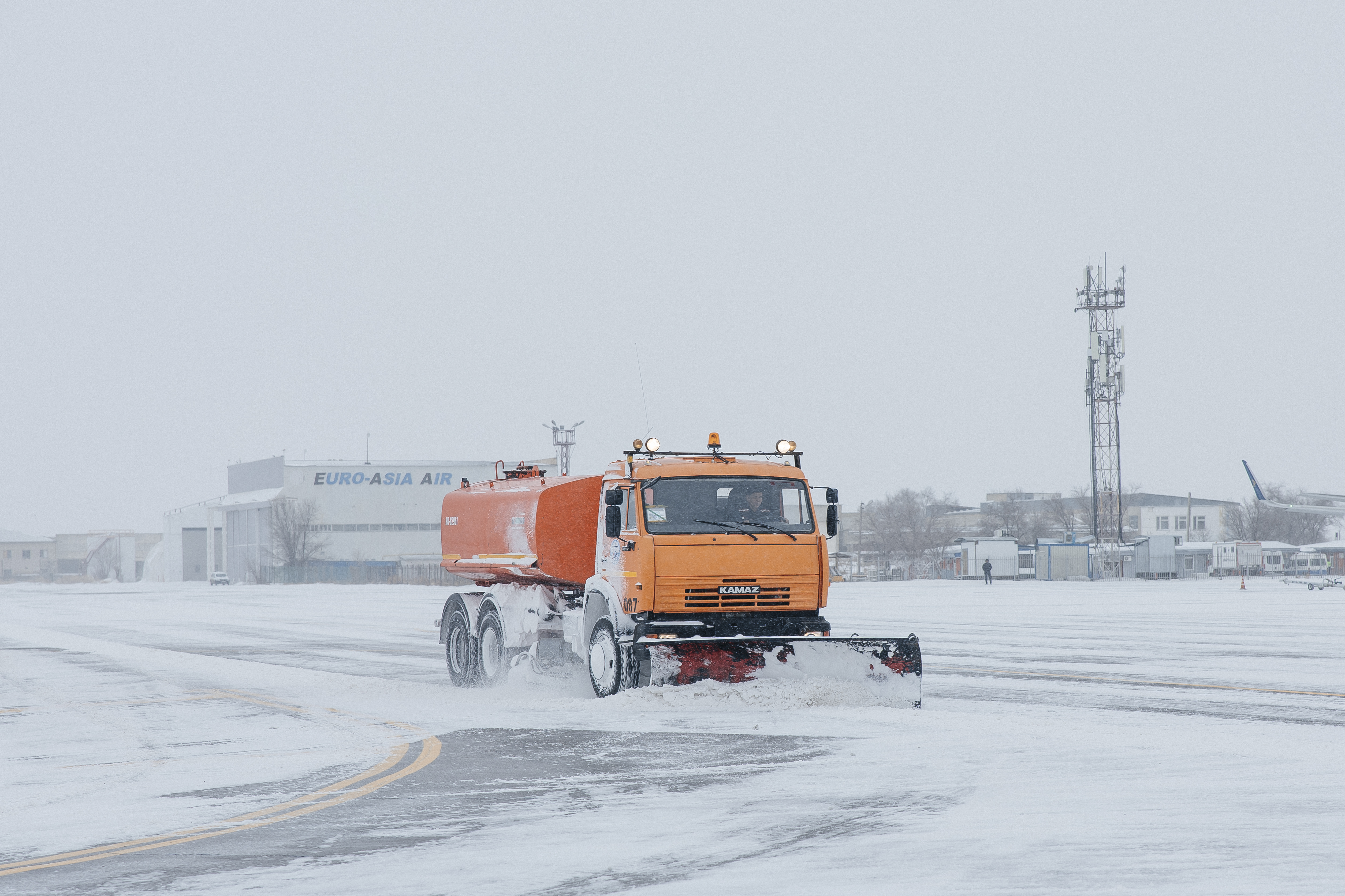 Аэропорт Атырау устраняет последствия непогоды на взлётно-посадочной полосе