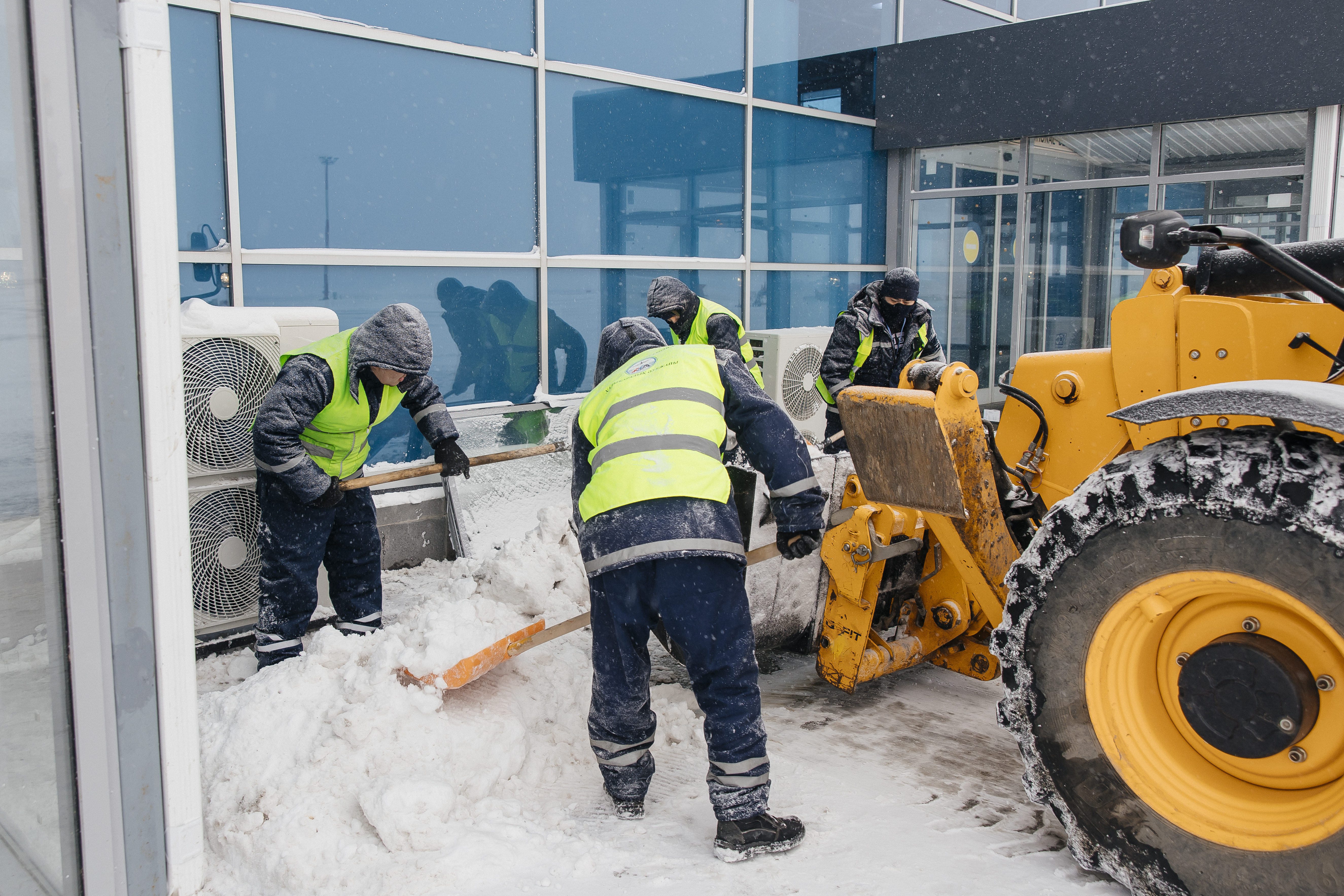 Аэропорт Атырау устраняет последствия непогоды на взлётно-посадочной полосе