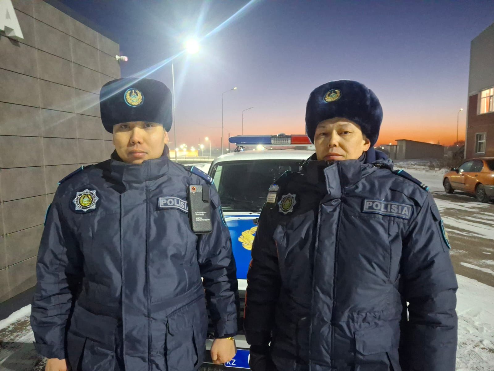 Вовремя оказались рядом: в СКО полицейские помогли тушить пожар в сельском доме