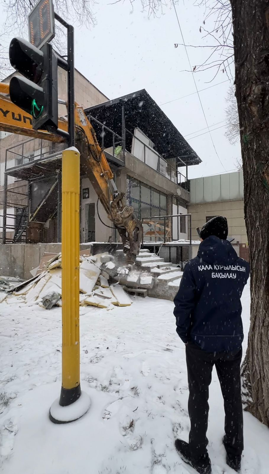 В Алматы снесли очередную незаконную пристройку к многоквартирному жилому дому
