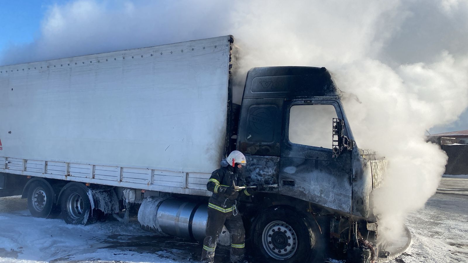 Возгорание грузового автомобиля, груженного лошадьми,  оперативно ликвидировали пожарные