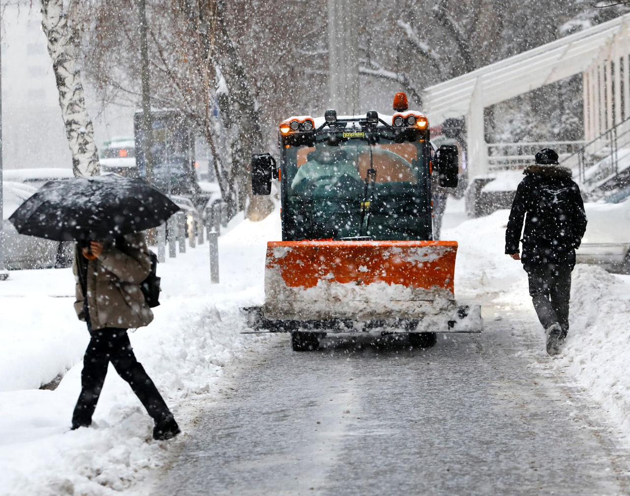 Алматыда 15 см-ден астам қар жауғаннан кейін коммуналдық қызмет тәулік бойы жұмыс істеп жатыр