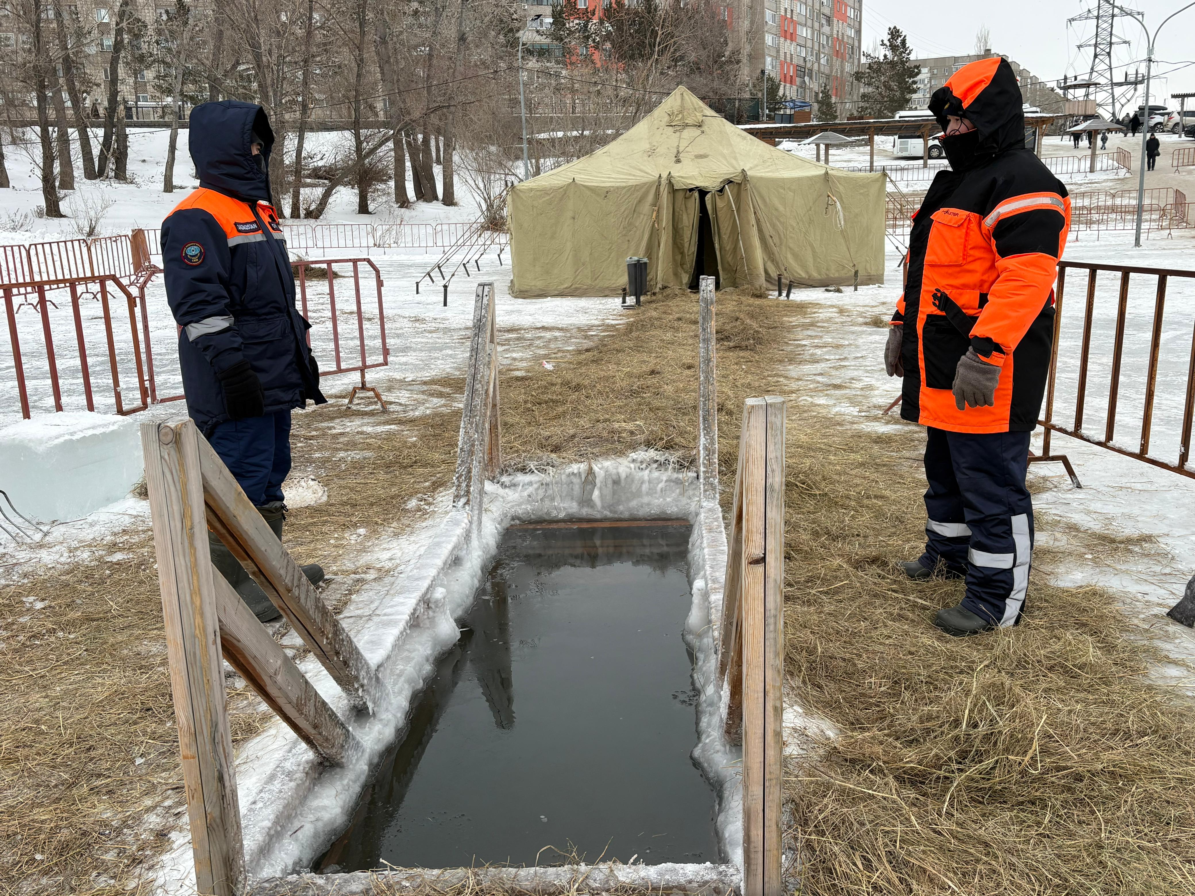Сотрудники ДЧС Павлодарской области осуществляют дежурство при проведении Крещенских купаний