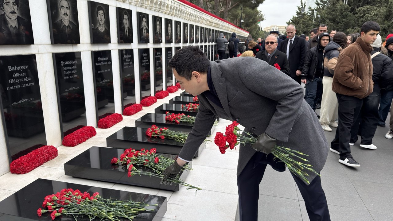 Посол возложил цветы на Аллее шехидов