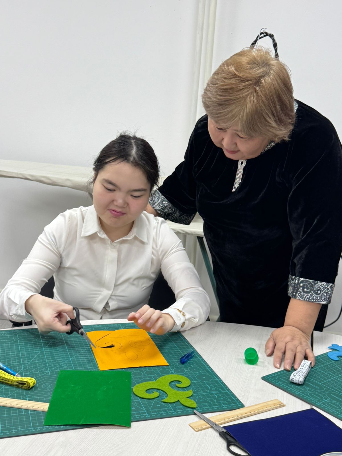 В Алматы открылась первая швейная и ткацкая мастерская для социальной адаптации