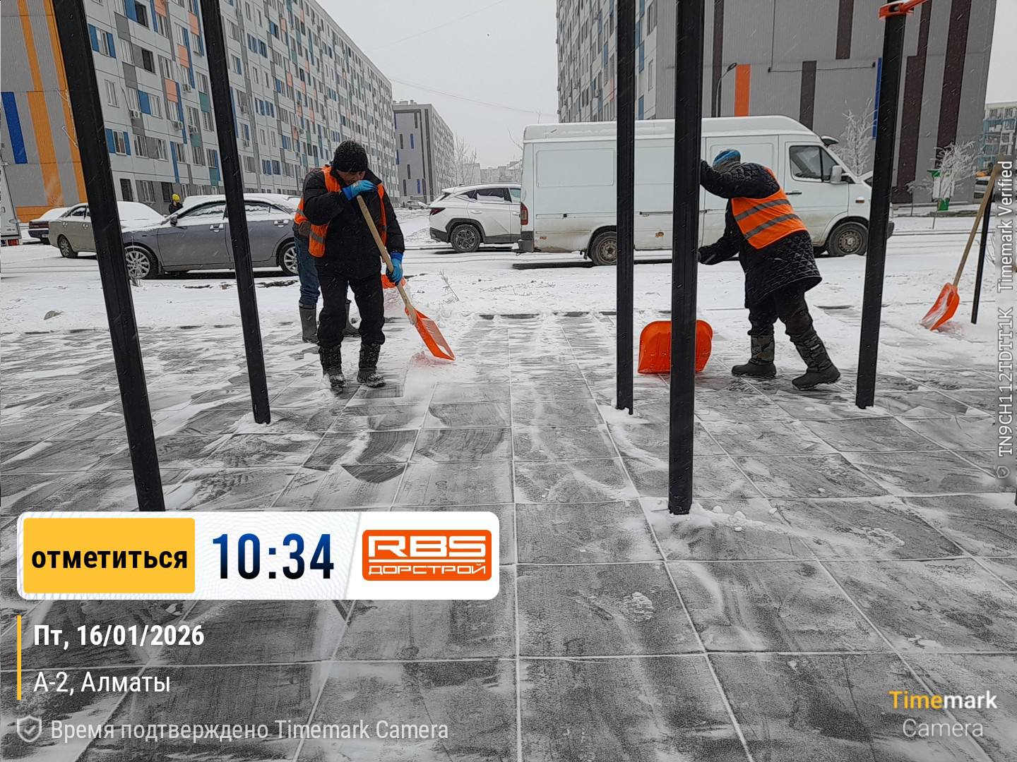 В Наурызбайском районе круглосуточно очищают снег и предотвращают гололёд