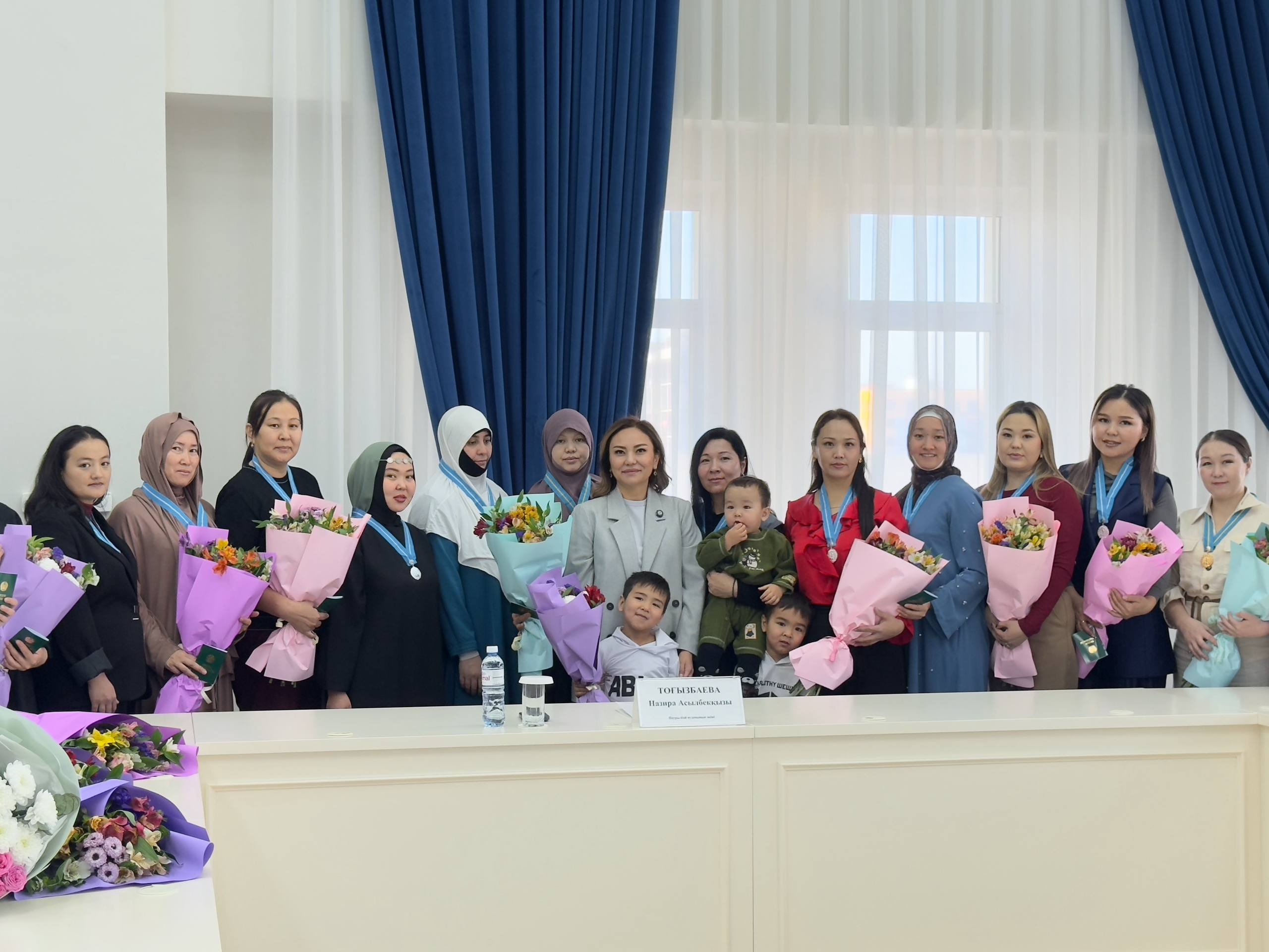 Материнский труд — основа будущего страны: в Наурызбайском районе поздравили многодетных матерей !!!