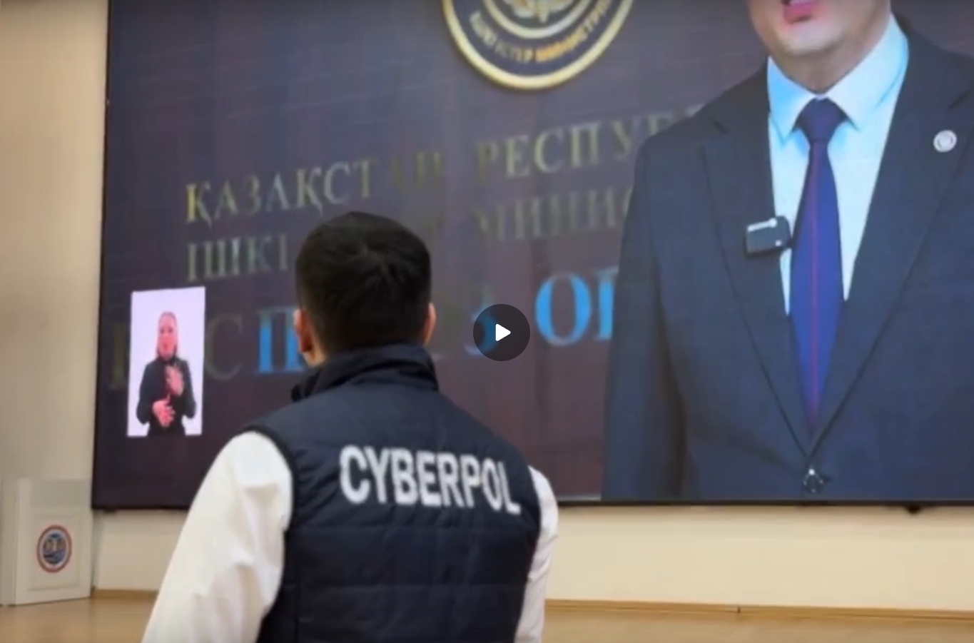 Транспортные полицейские провели профилактическое мероприятие по противодействию киберпреступности среди студентов