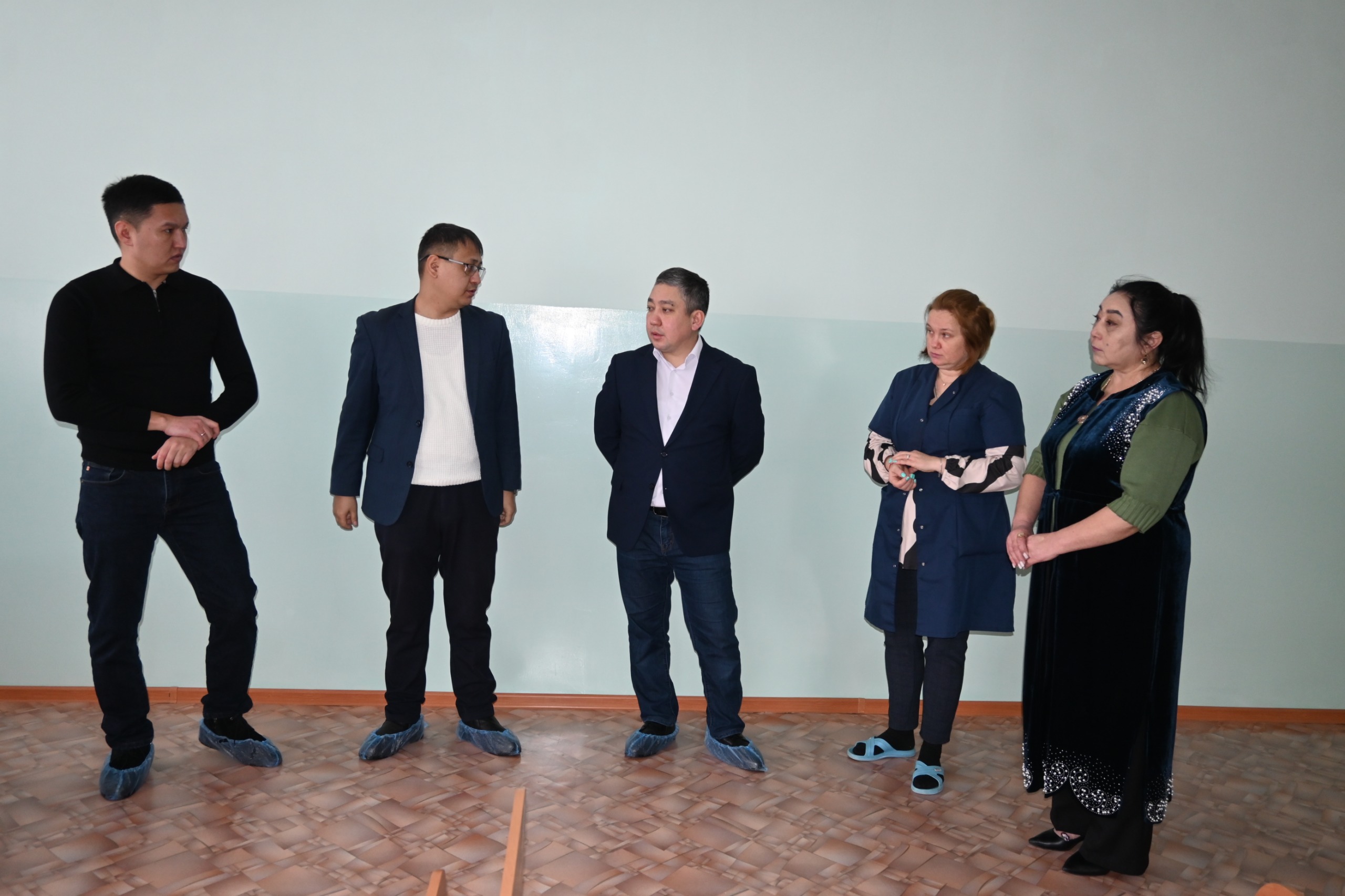 Аким района проверил отопления в детском саду и школе