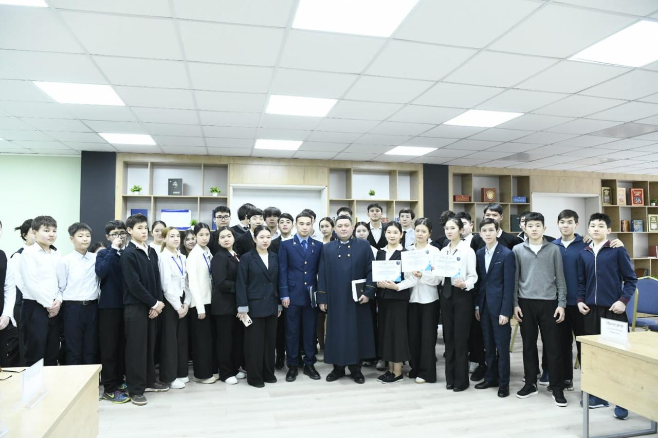 «Закон и порядок»: судебное заседание инсценировали в столичной школе для учащихся