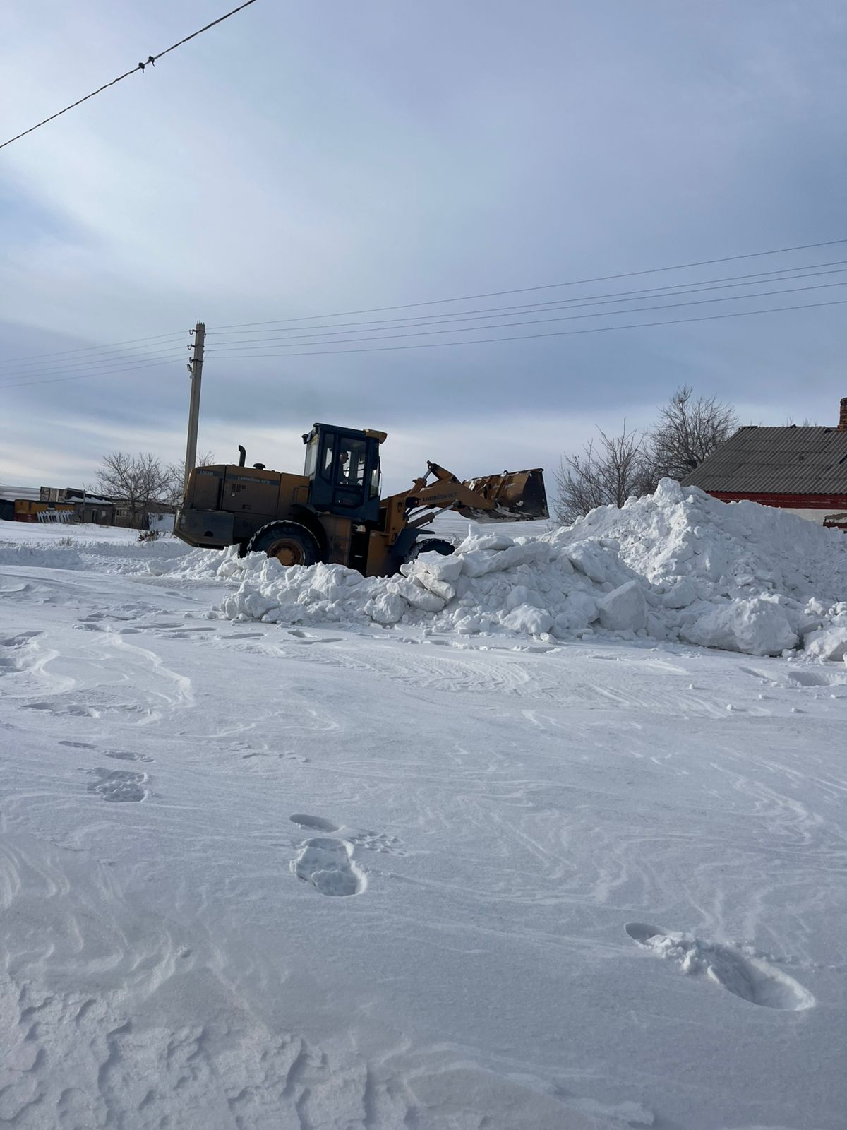 В Тогызкудукском сельском округе начаты работы по зимнему содержанию внутрипоселковых дорог.