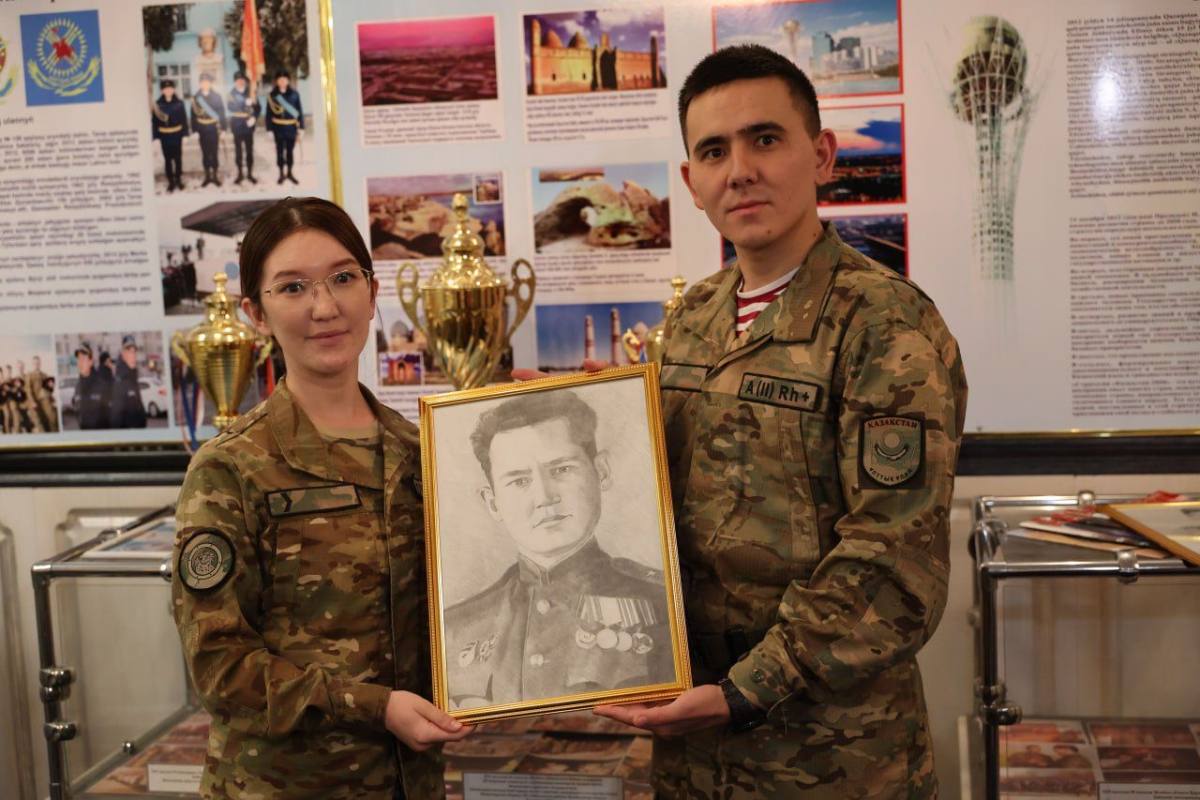 Ұландық сарбаз салған батырлар портреттері Ұлттық ұлан мұражайына қойылды