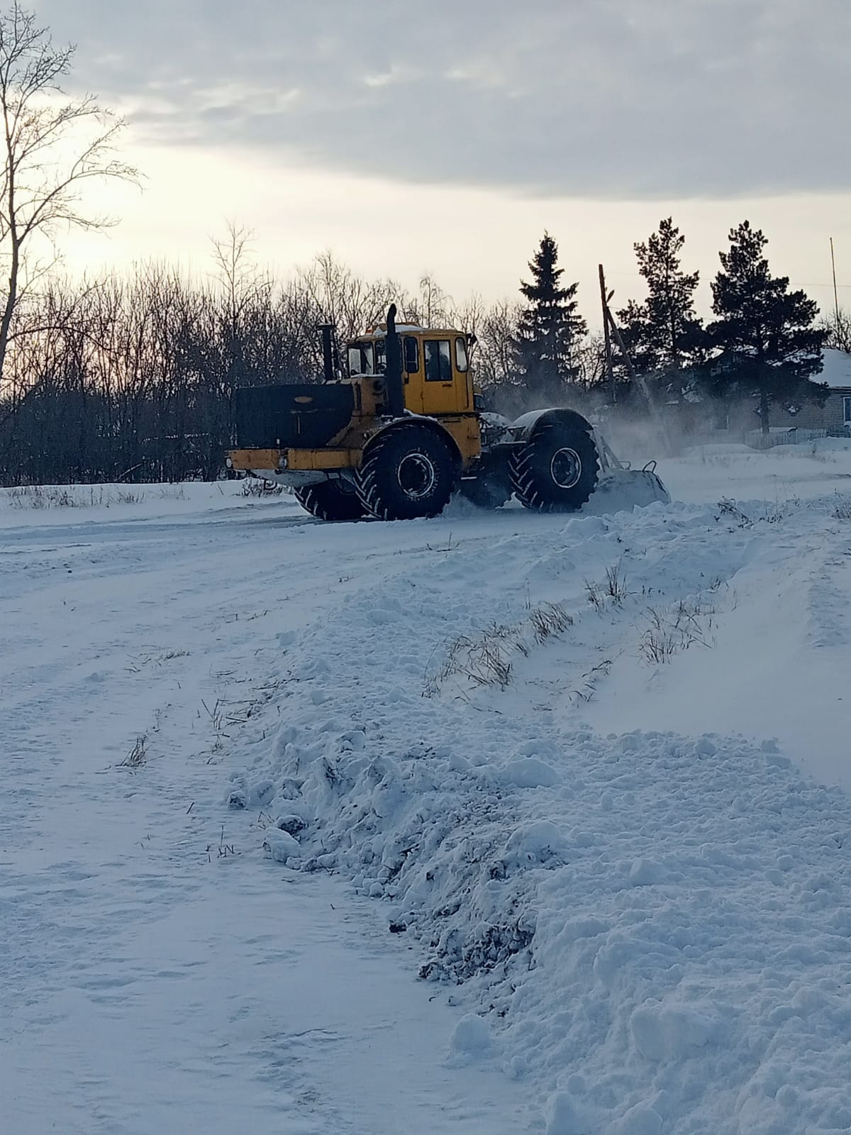 09.01.2026 год Ф/х "Лада" провели расчистку внутрипоселковых дорог от снега в селе Святодуховка