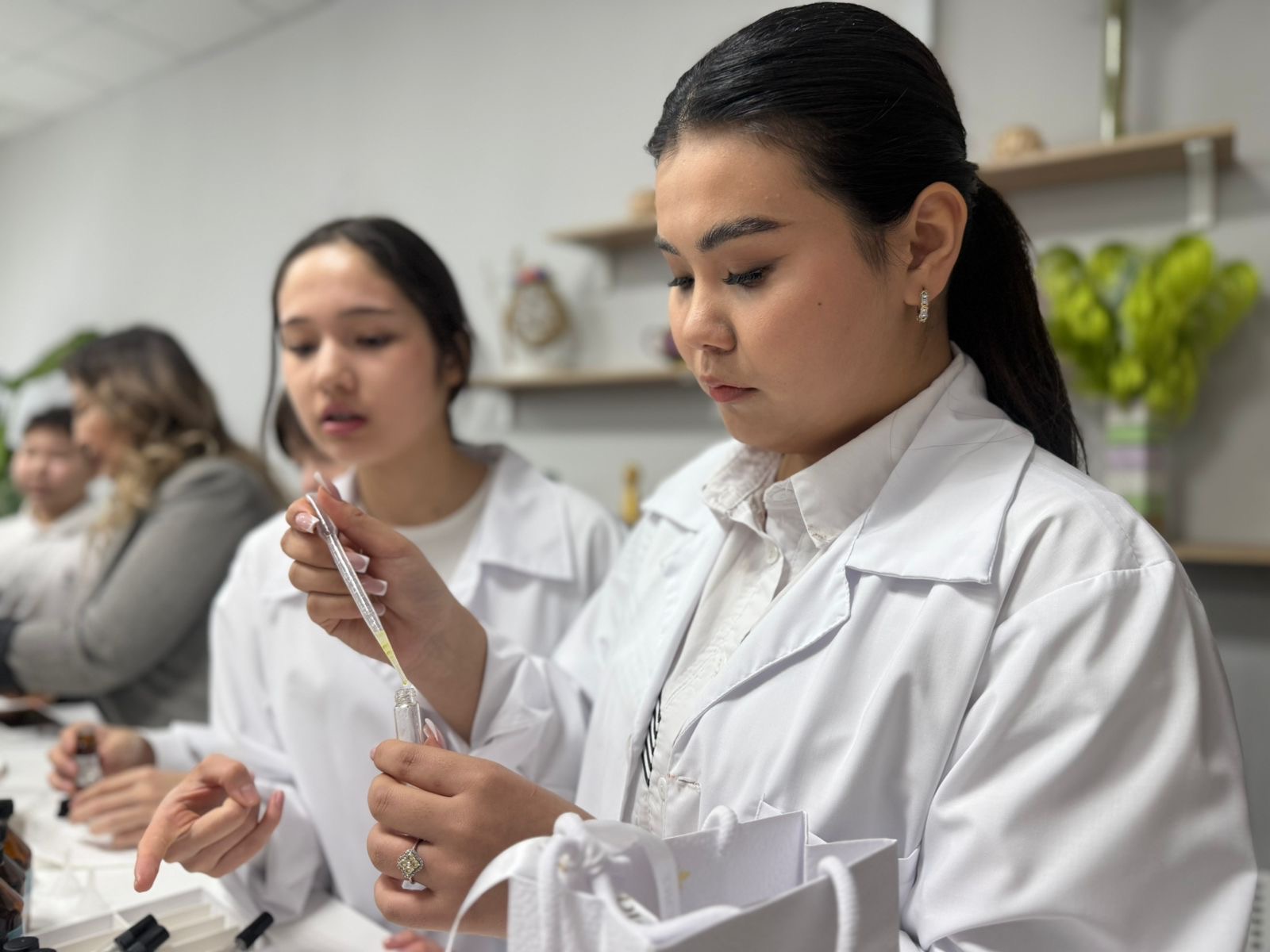 Астанада студенттер мен оқушылар бірігіп, иіссу өндіретін болды