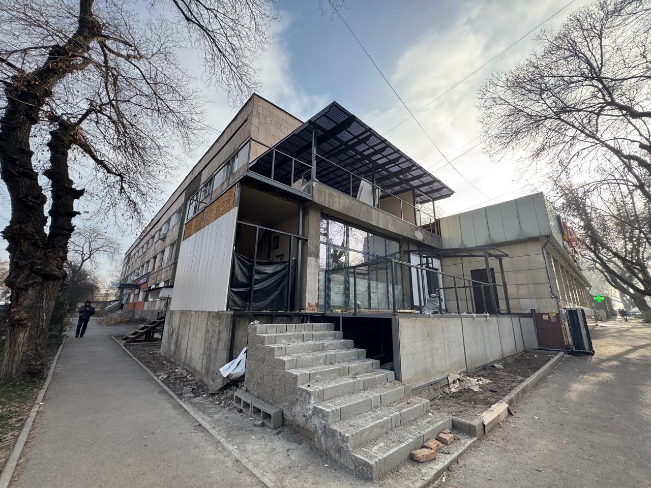 В Алматы снесли очередную незаконную пристройку к многоквартирному жилому дому