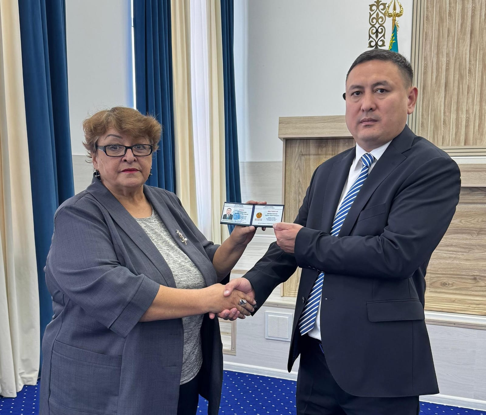 Территориальная избирательная комиссия Кербулакского района вручила удостоверение избранному акиму района