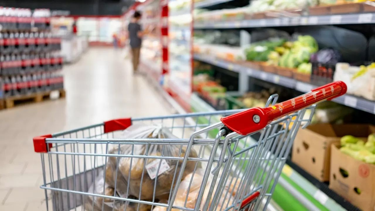 Ограничение посредников, поддержка производителей: временно расширен перечень социально значимых продуктов питания