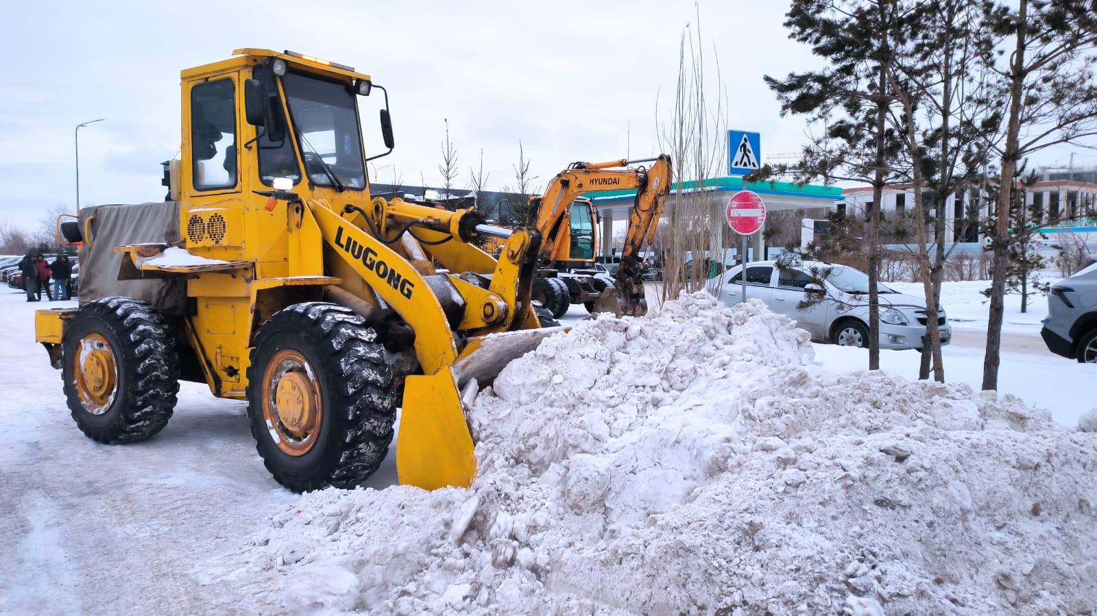 За ночь из Астаны вывезли около 24 тысяч кубометров снега