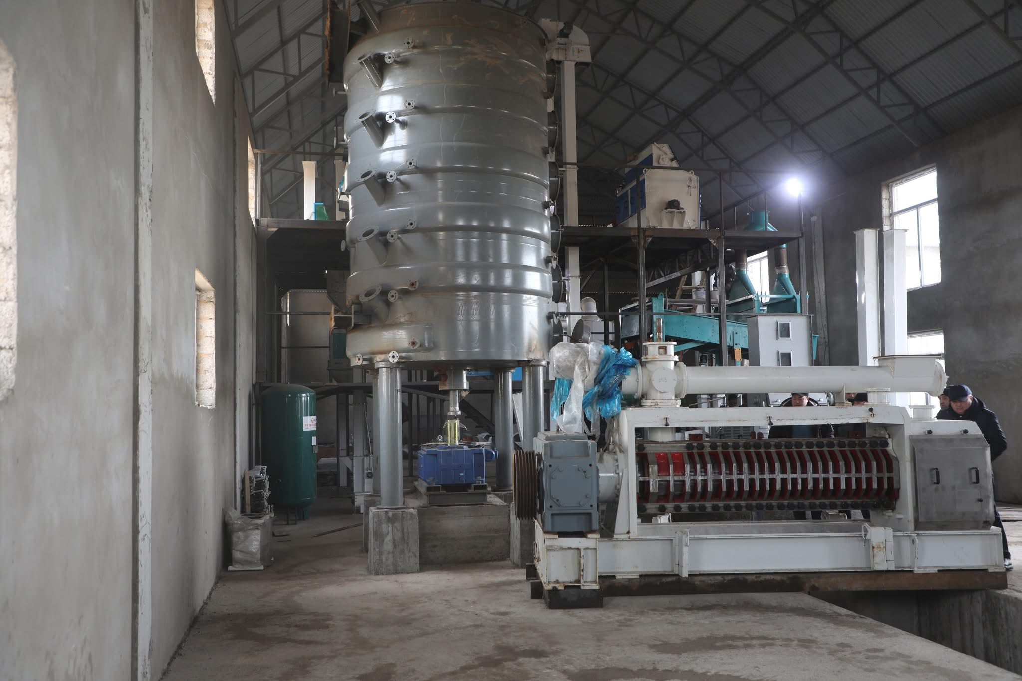 ТҮРКІСТАН: САРЫАҒАШТА КҮНБАҒЫС МАЙЫН ӨНДІРУ ЦЕХЫНЫҢ ҚҰРЫЛЫСЫ ЖҮРІП ЖАТЫР