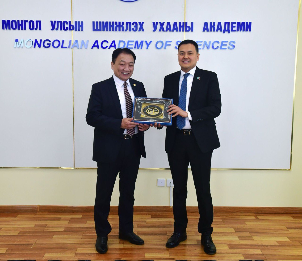 Қазақстанның Моңғолиядағы Елшісі А.Сейтақынов Моңғолия Ғылым академиясының Президенті С.Дәмбэрэлмен кездесуі туралы