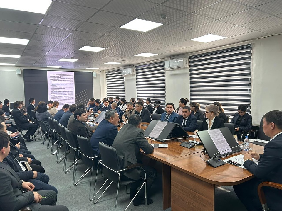 Сайрам ауданы әкімі аппаратының басшысы Нұрлан Өмірбекұлы Сарыбековтың төрағалығымен мәжіліс