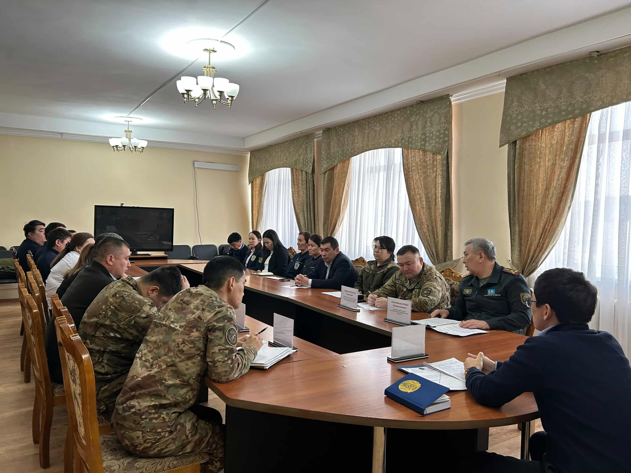 «Сот дауларын қарау барысында қолданыстағы заңнаманы қолдану кезінде туындайтын мәселелер және оларды шешу жолдары, сондай-ақ Сот актілерін орындау мәселелері бойынша әскери органдардың сот орындаушылармен өзара іс-қимылы» тақырыбында дөңгелек үстел өткізілді