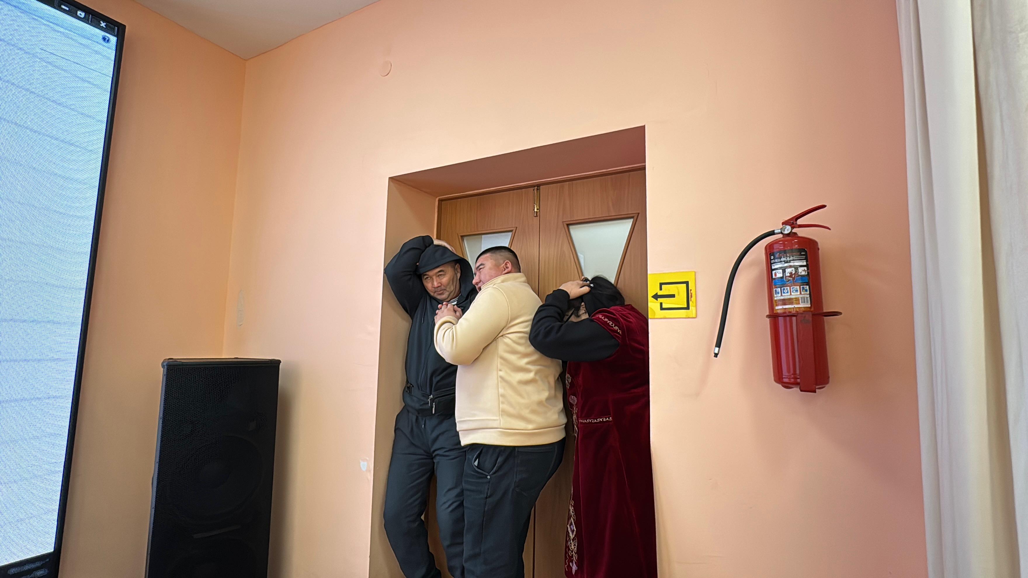 Зағип азаматтарға арналған кітапханада сейсмикалық жаттығуды құтқарушылар жүргізді