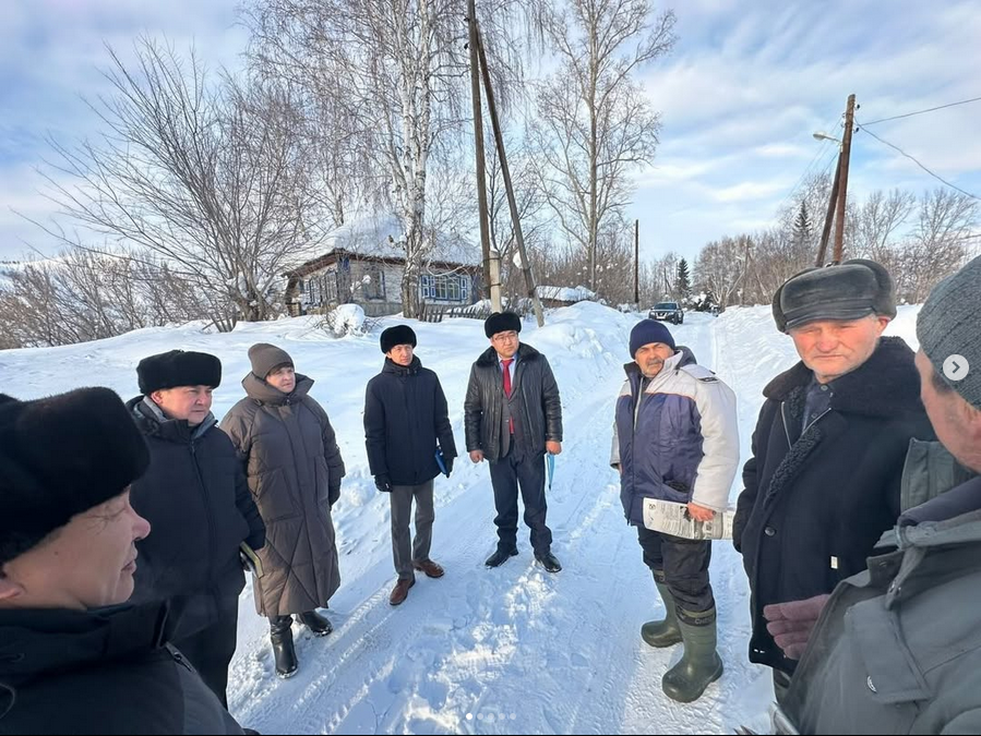 Аким района Алтай Р. Курмамбаев  провёл встречу с населением посёлка Новая-Бухтарма, а также с жителями сёл Александровка и Берёзовка.