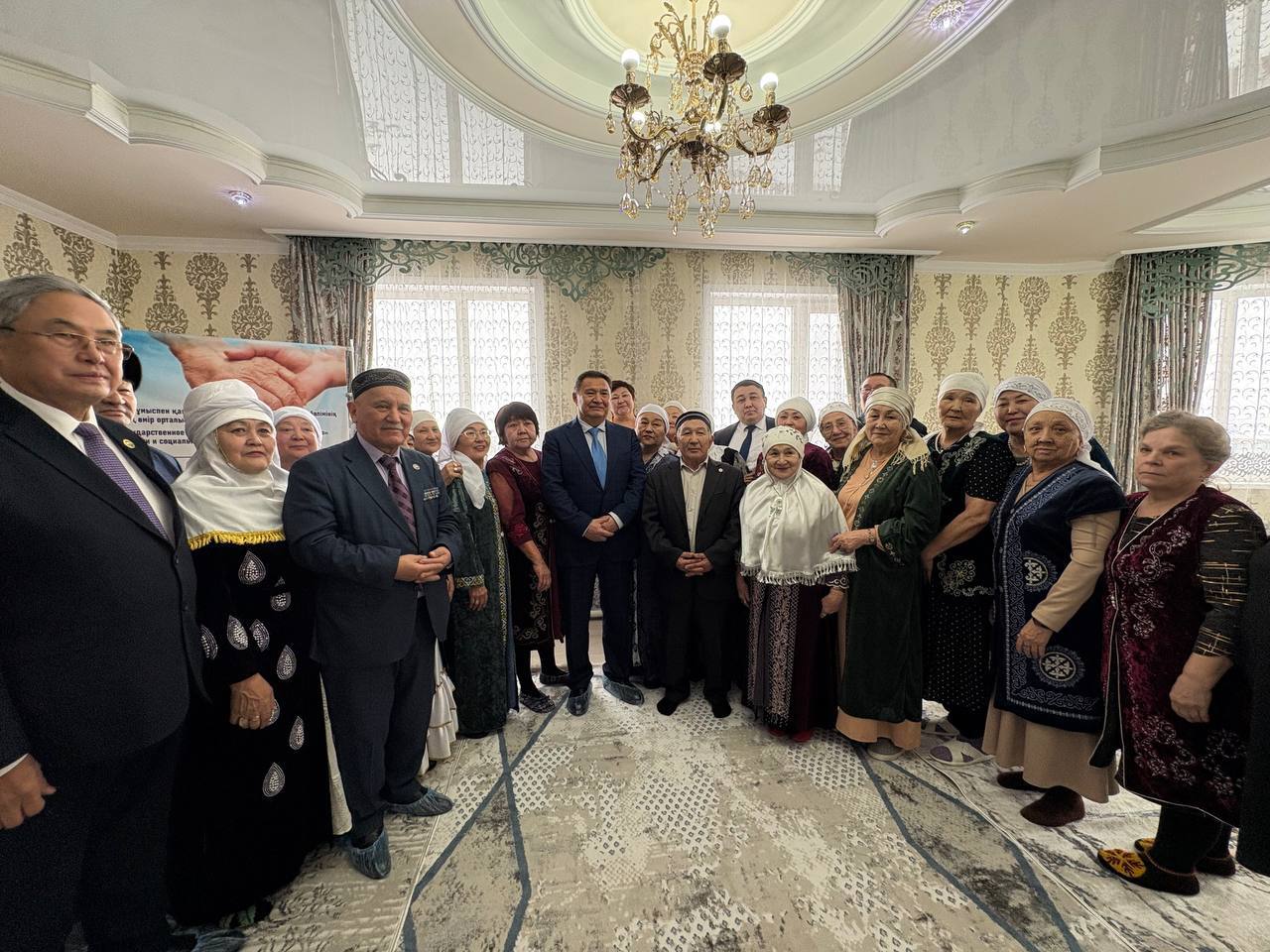 Марат Ахметжанов встретился с активистами центра активного долголетия, открывшегося в январе 2025 года.