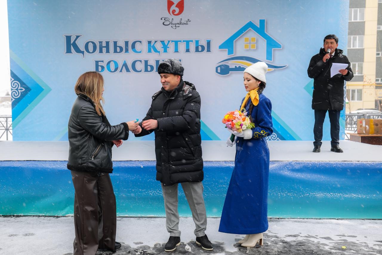 В ШЫМКЕНТЕ 46 СЕМЕЙ ПОЛУЧИЛИ КЛЮЧИ ОТ НОВЫХ КВАРТИР
