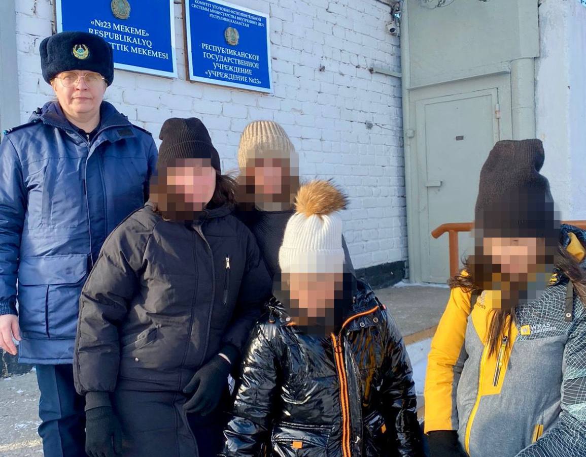 Абай облысында 78 жастағы әке колония қақпасынан қызын қарсы алды.