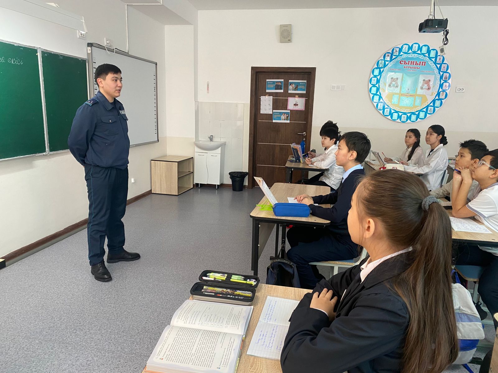 Антикоррупционную лекцию организовали для учащихся в столичной школе