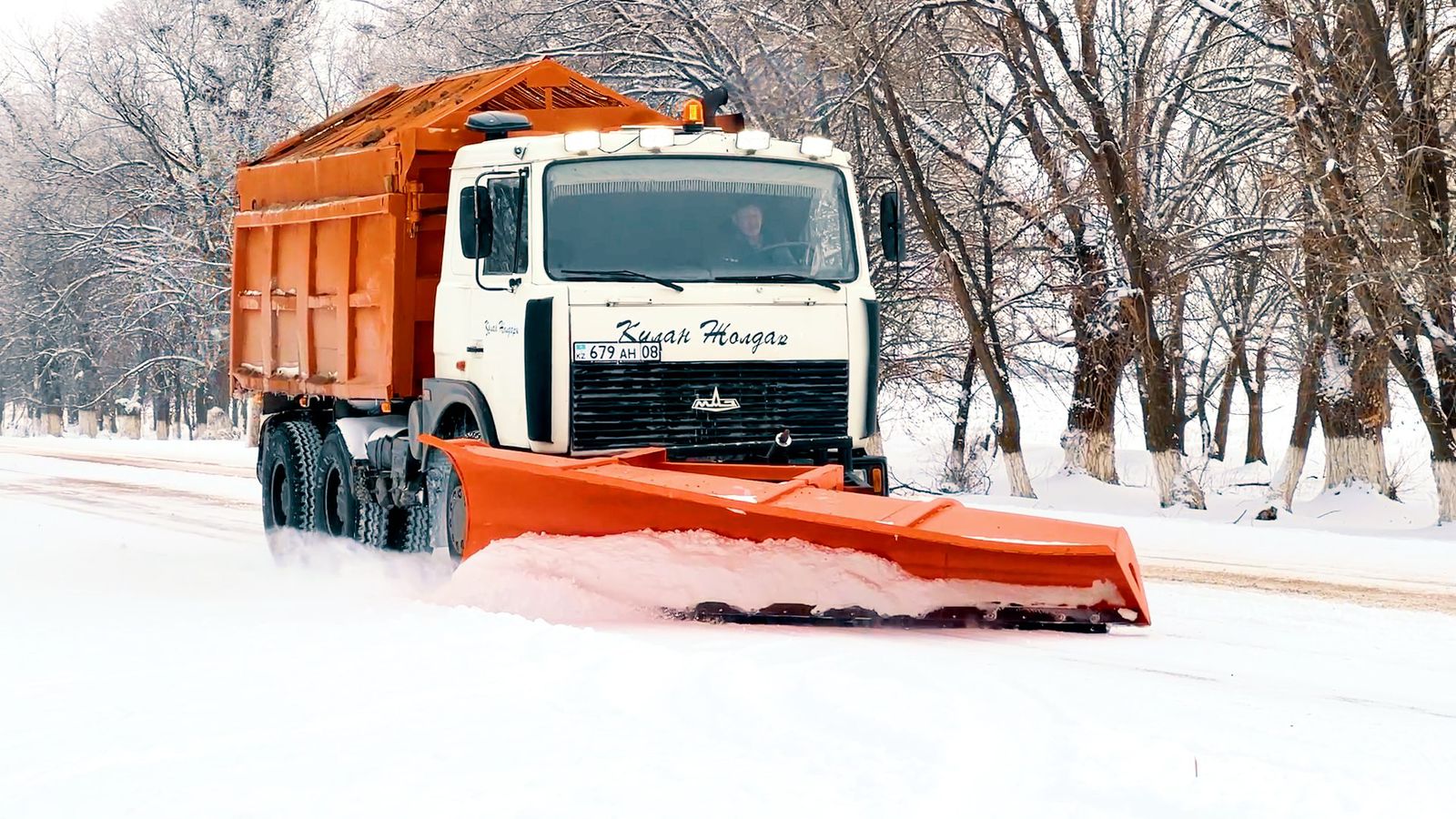 ЕРНАР ЕСИРКЕПОВ: ВОПРОСЫ ОБЕСПЕЧЕНИЯ БЕЗОПАСНОСТИ ДОРОЖНОГО ДВИЖЕНИЯ В ЗИМНИЙ ПЕРИОД И БЕСПЕРЕБОЙНОЙ РАБОТЫ КОММУНАЛЬНЫХ СЛУЖБ НАХОДЯТСЯ НА ПОСТОЯННОМ КОНТРОЛЕ